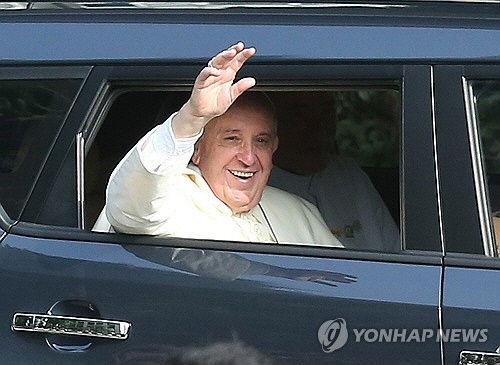 프란치스코 교황이 지난 2014년 8월 14일부터 18일까지 4박 5일 일정으로 한국을방문하던 중 한국산 소형 차량으로 이동하며 시민들에게 인사하고 있다.   [연합뉴스]